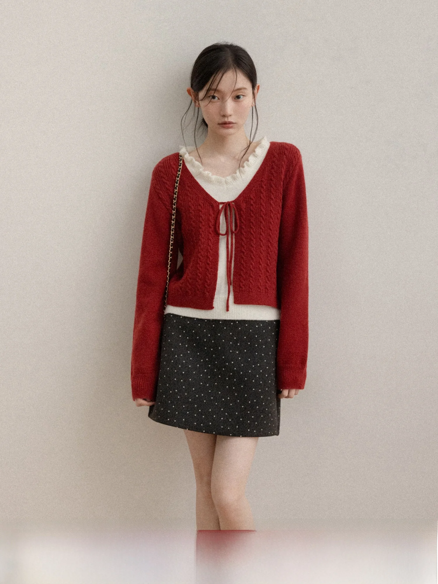 

Красный женский зимний модный универсальный повседневный свитер с длинным рукавом и V-образным вырезом, имитация двухслойности, с декоративными элементами в виде деревянных ушек, вязаный трикотаж