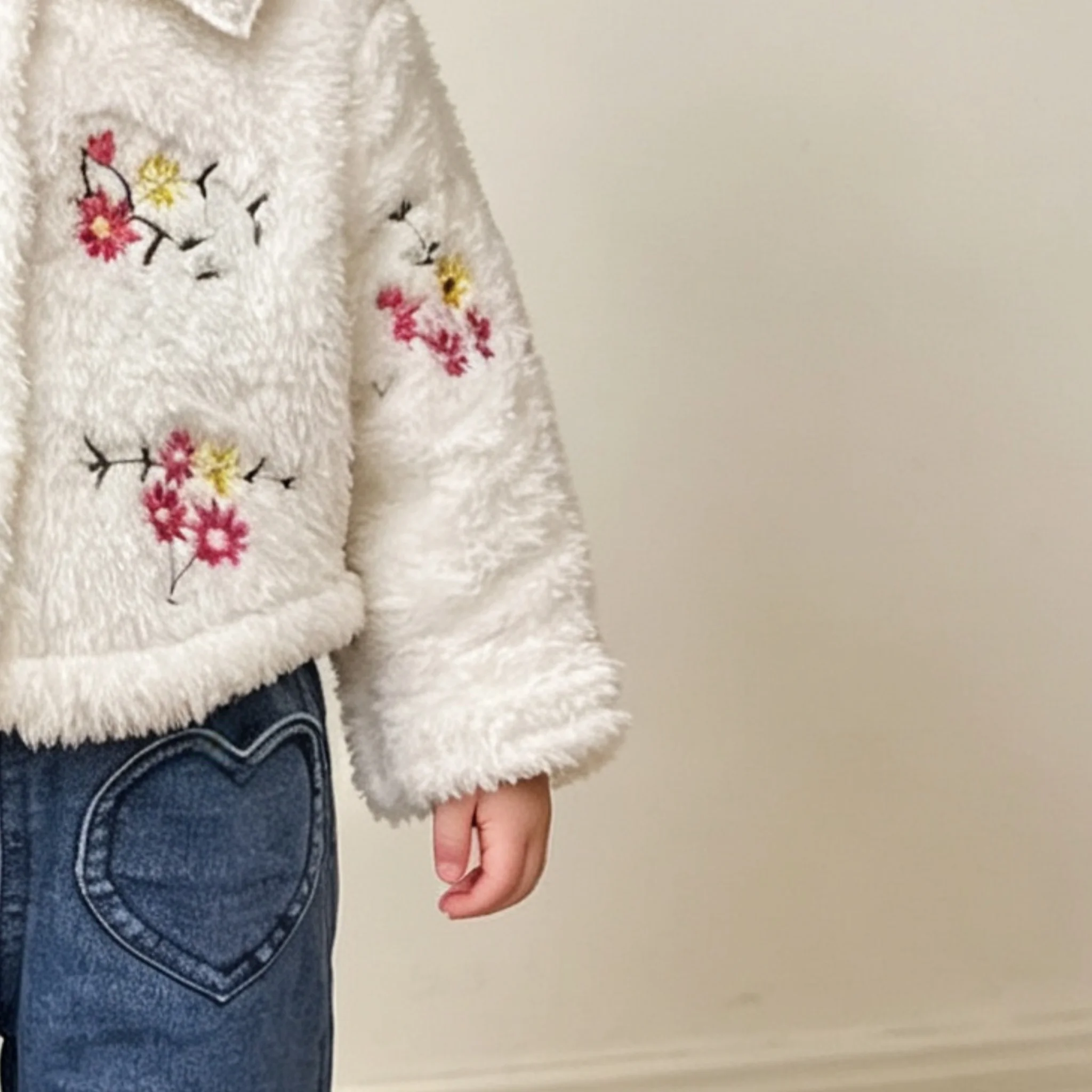 Mädchen Frühling Herbst Zweiteiler Set Blumenstickerei Weiße Jacke mit Flauschigem Kragen und Herztasche Jeanshose Baby-Outfit – Detail 4