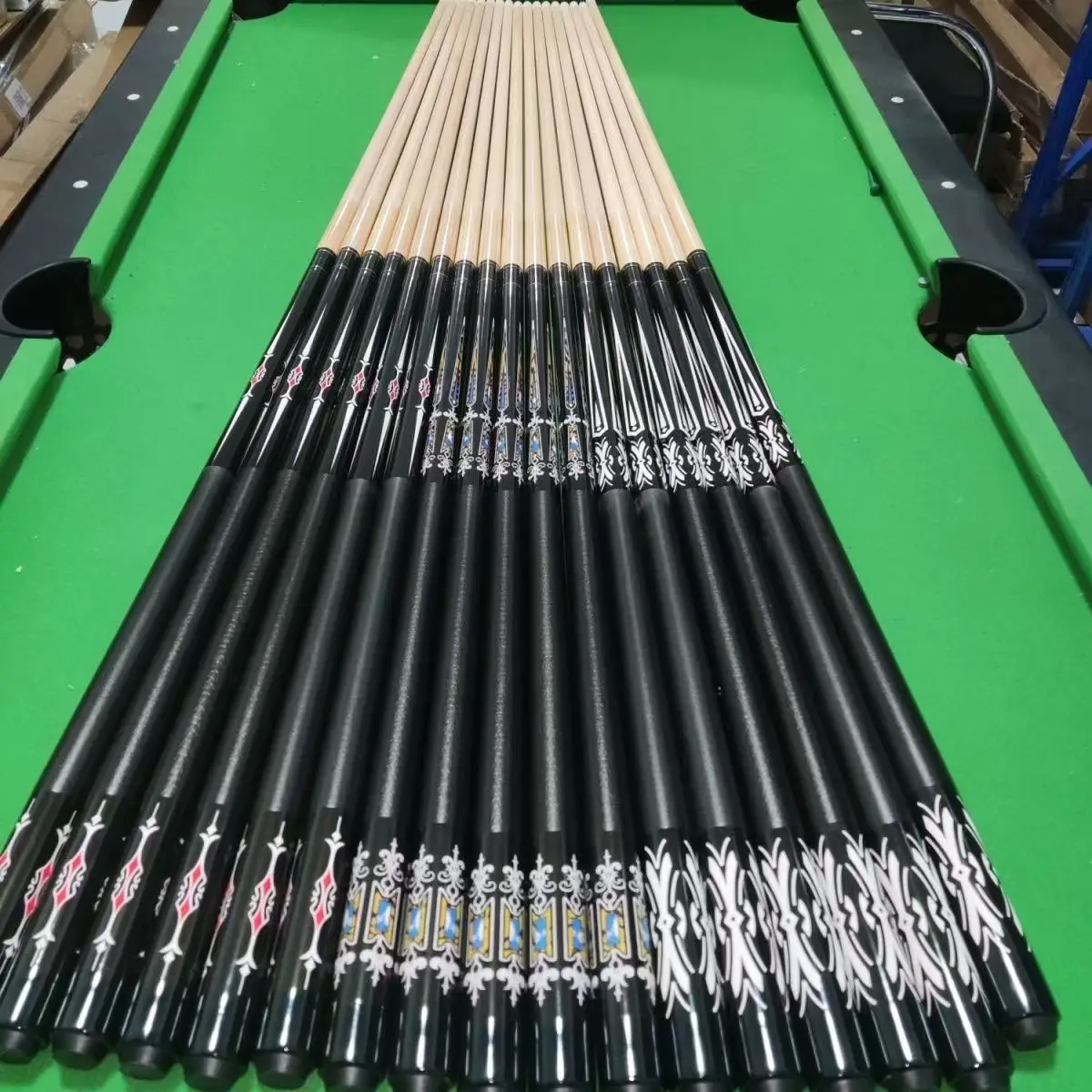 

High Quality Maple Wood Billiard Cues with Carbon Fiber Shaft and Steel Joint 13mm Pool & Snooker Lightweight Design