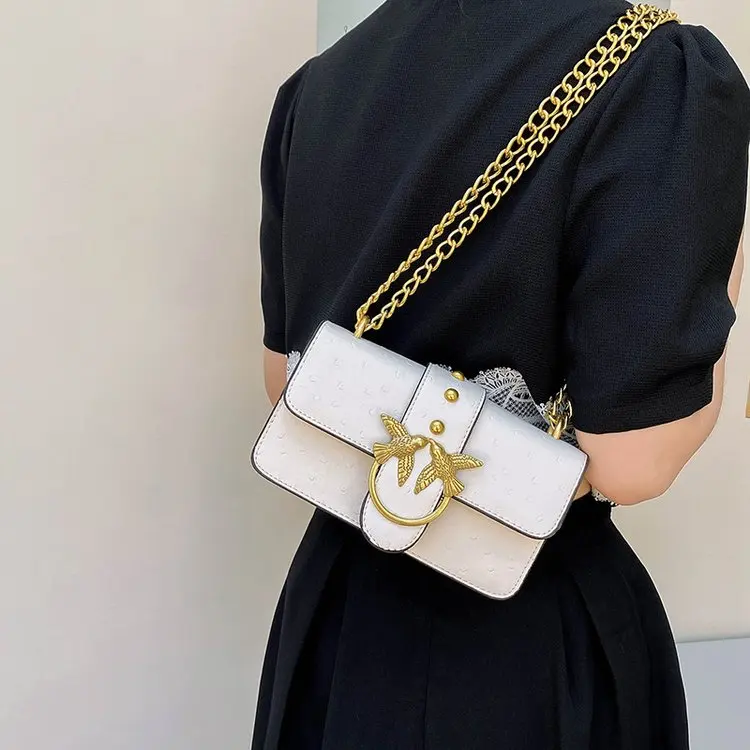 Y2K حقيبة كروس عصرية بلون سادة حقيبة كتف معدنية بشعار حروف سلسلة ربط تتميز بزر مغناطيسي للاستخدام اليومي