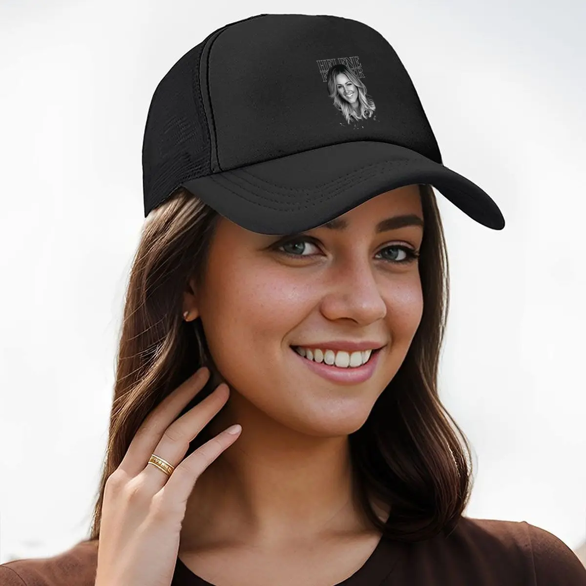 Retrato monocromático Gorra de béisbol de malla con diseño gráfico elegante, negro y blanco