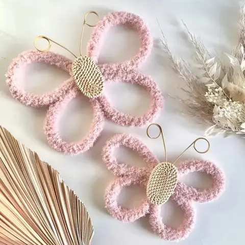 2개의 나비 벽 장식, 데이지 꽃 보헤미안 스타일 벽 장식, 보헤미안 마크라메 라탄 벽걸이, 십대 소녀를 위한 방 꾸미기 2개의 나비 벽 장식, 데이지 꽃 보헤미안 스타일 벽 장식, 보헤미안 마크라메 라탄 벽걸이, 십대 소녀를 위한 방 꾸미기