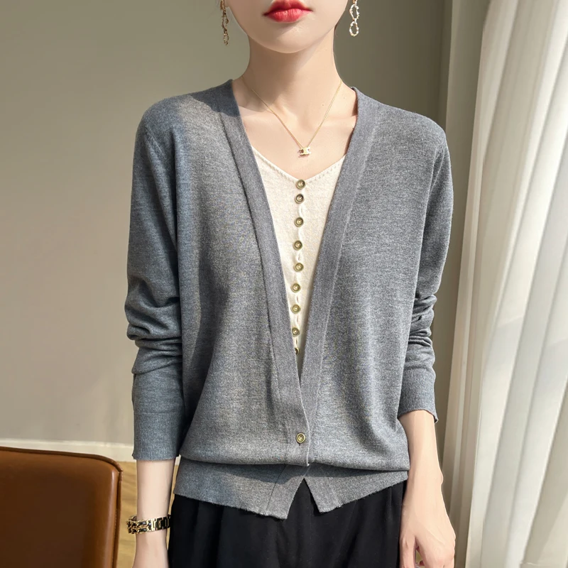 Fall/Winter 2024 New 100% Merino Wool Fashion Knitted Cardigan Women\'s V-neck Colour-matching Shirt Wearing a Knitwear