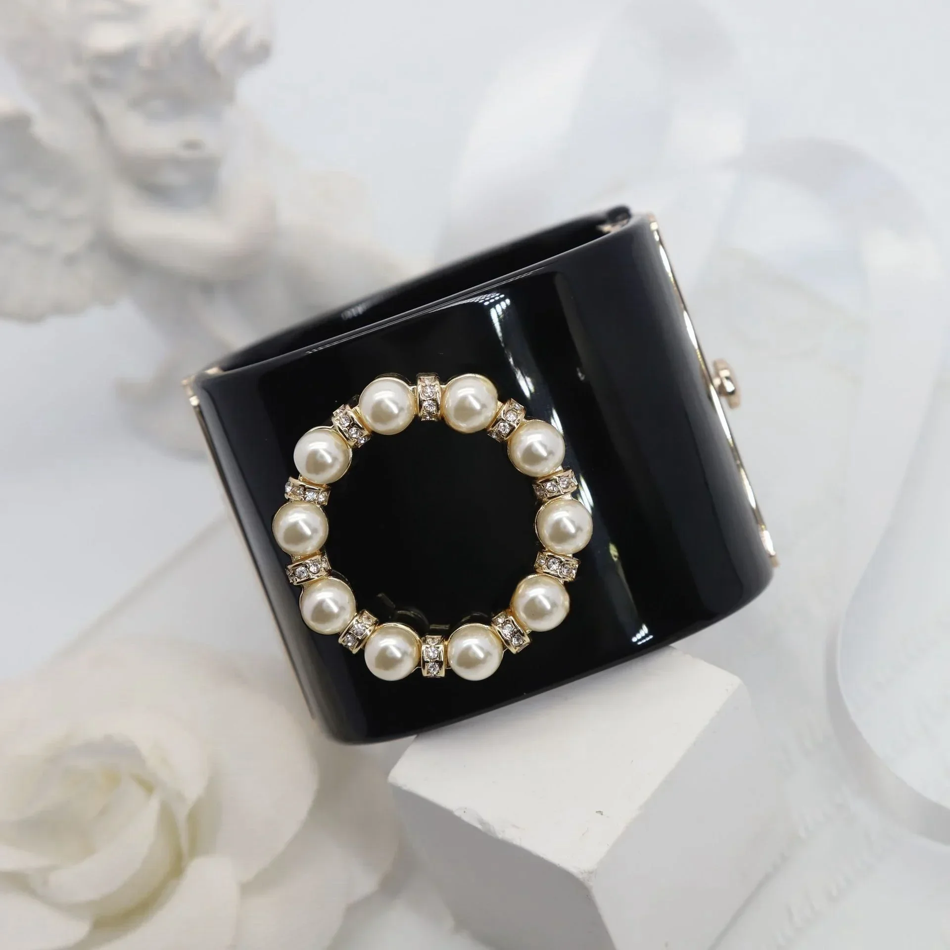 

French romantic high quality design sense black acrylic pearl rhinestone bracelet