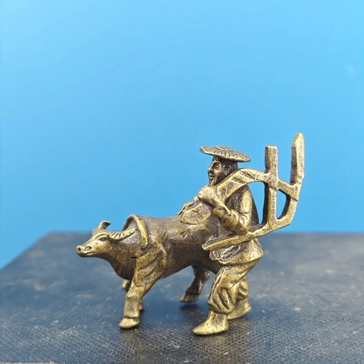 Brass Old Farmer Plowing Field with Ox on the Way Home Ornament, Miniature Landscape, Fish Tank Decoration,Strange Stone Bonsai