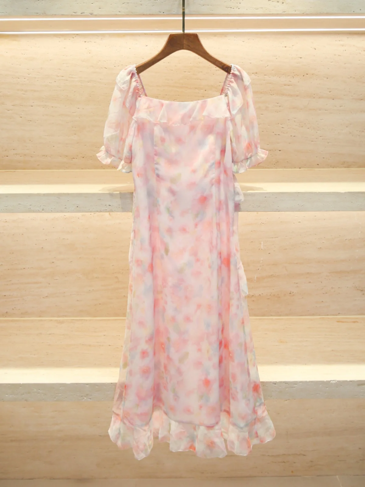 高級感のある夏らしい花柄プリントのスリット入りスクエアカラーAラインロングドレス（ナニューエレ）若いプロフェッショナル女性向け