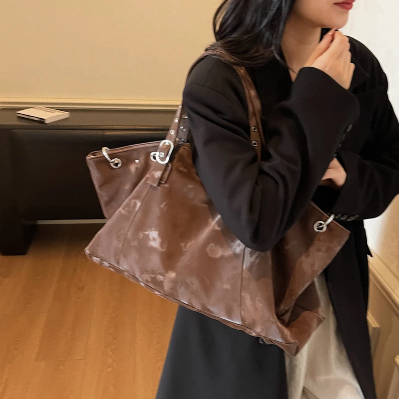 

2025 Winter New Casual Fashion Pu Shoulder Bags Solid Zipper Large Capacity Simple Retro Versatile Tote Bags for Women