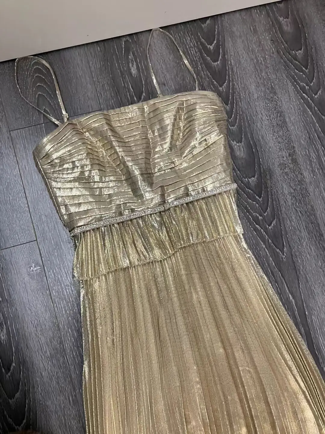 2024 Early Spring Heavy Industry Metal Feeling Gold High Waist Suspended Strap Bra Pleated Dress