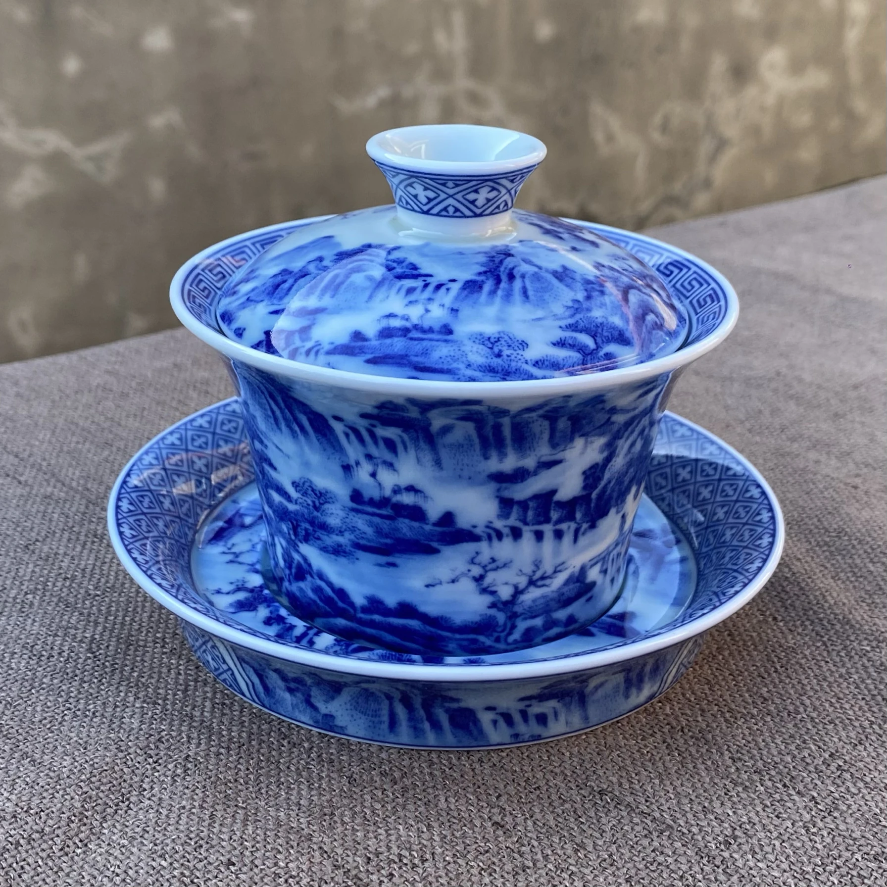 

Handmade Jingdezhen Blue and White Porcelain Landscape Horseshoe Flat Tureen Chinese Style Three-Talent Bubble Tea Drinking Cup