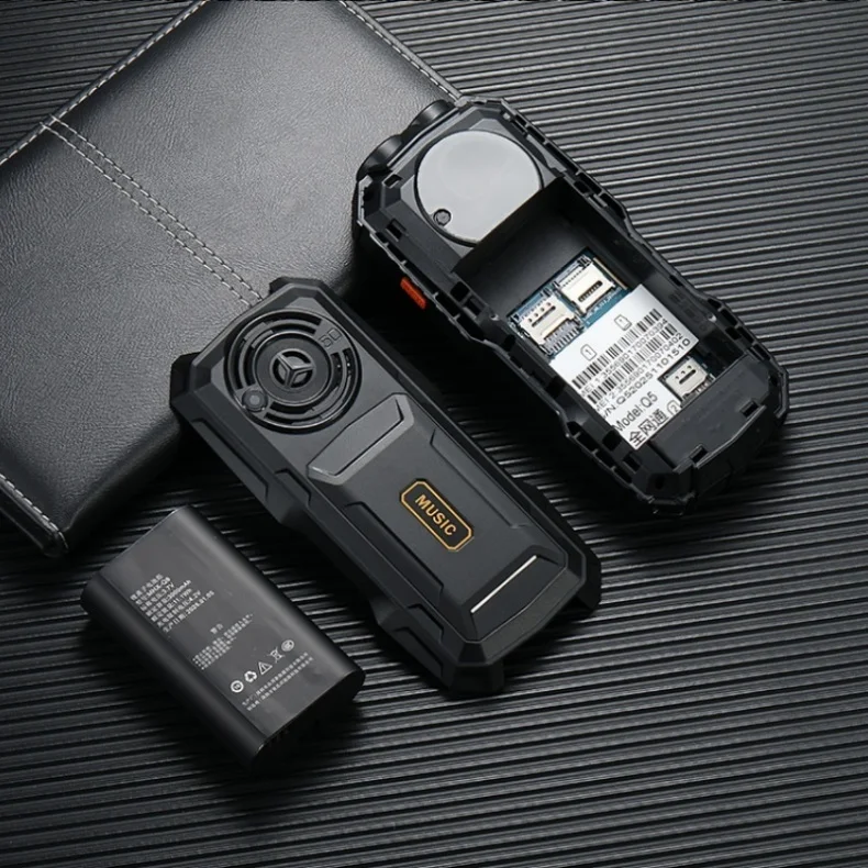 YEEMI Q5 4G Button Phone 2.4inches Dual SIM Card HD Call Camera FM LED Flashlight LTE Type-C Triple-proof Outdoor Mobile Phone