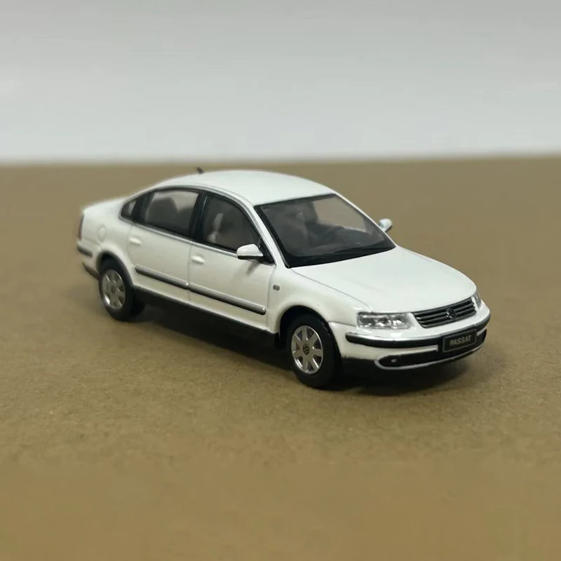 다이캐스트 1:64 스케일 파사트 B5 합금 자동차 모형 정적 수집품 장식용 휴일 선물 장난감