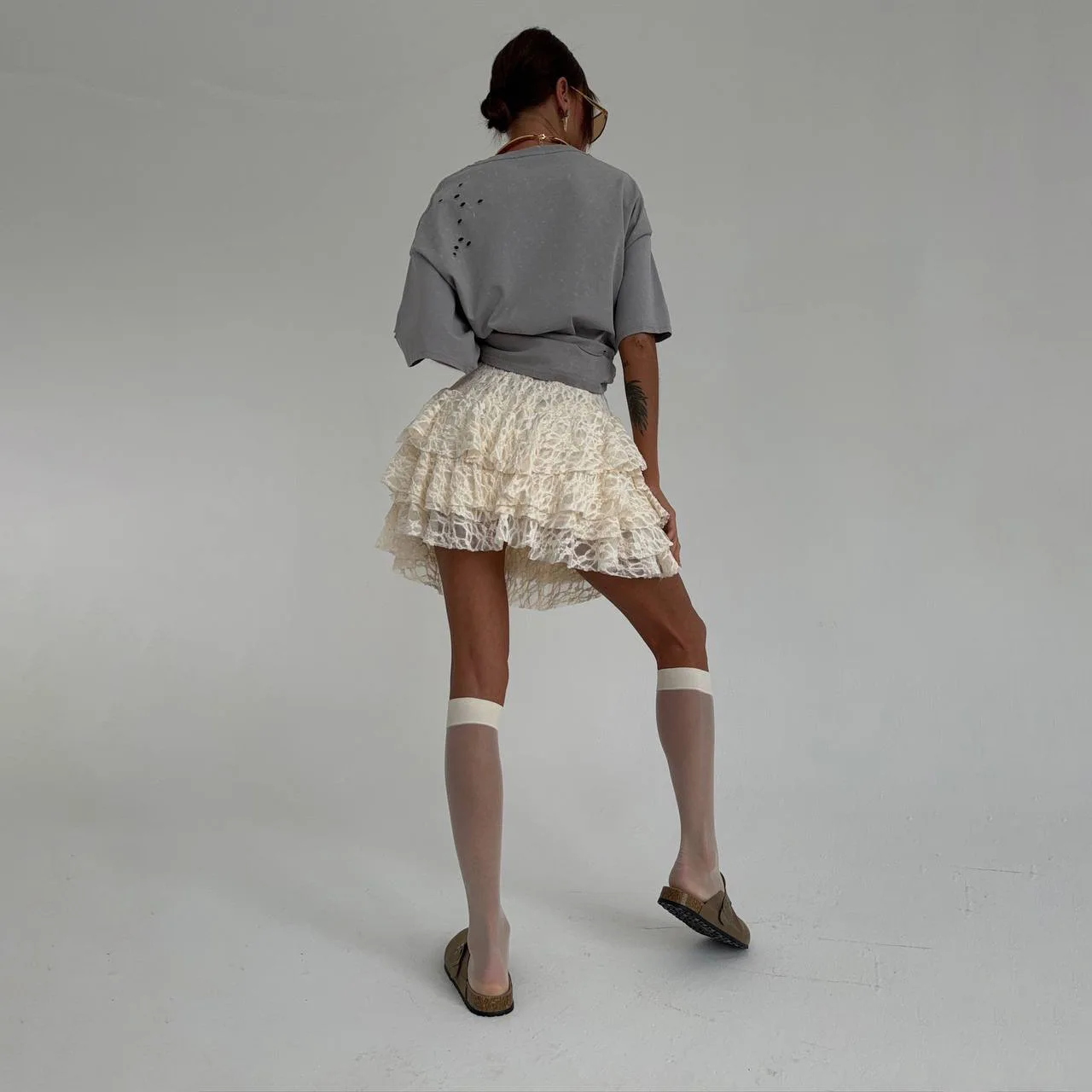 2025 ฤดูร้อนลูกไม้สีขาว Ruffle กระโปรงสั้นเอวสูงกระโปรงรูปตัว A