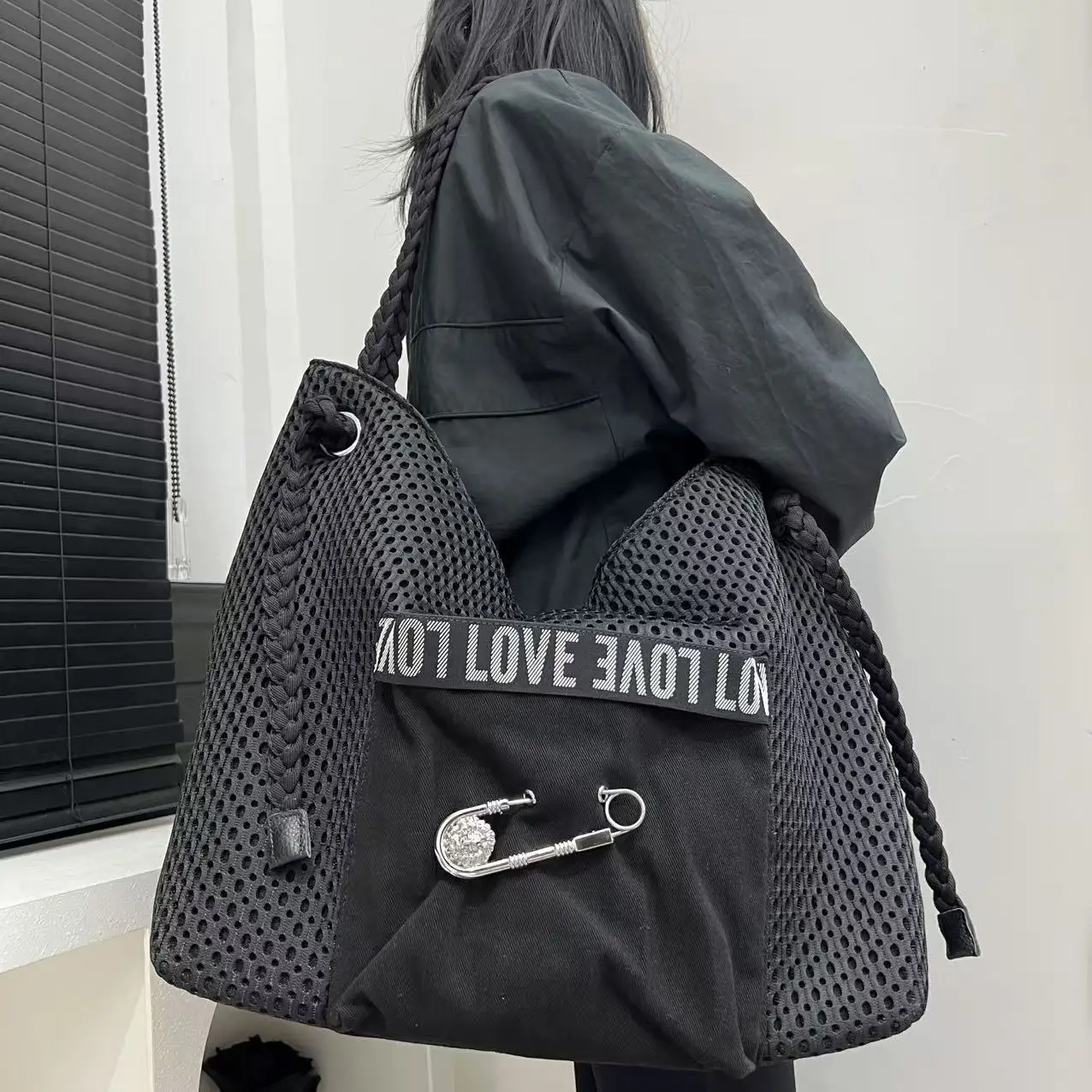 Ladies' fashionable large capacity mesh spliced shoulder bag, retro street style city bag, pin Y2K front pocket handbag