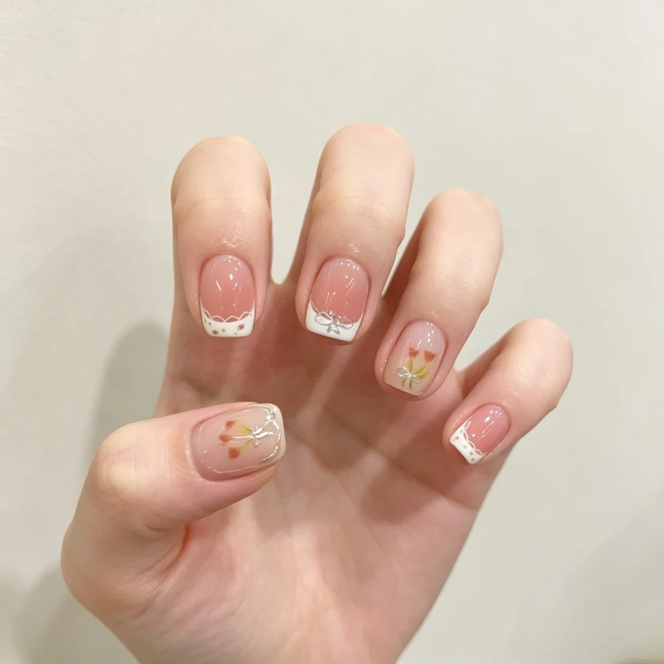 24pcs uñas postizas cortas cuadradas, dulces, francesas blancas con glitter, estrellas, rhinestones, ojo de gato y moño 3