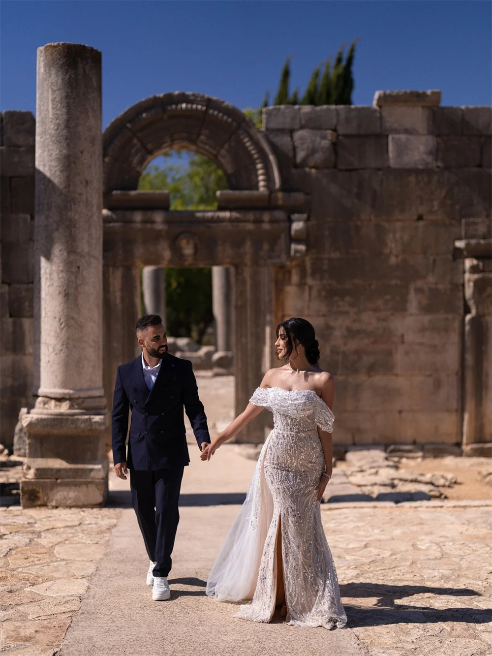 طوكيو مخصص الأبيض قبالة الكتف فساتين الزفاف بلا أكمام قطار المحكمة حورية البحر أثواب الزفاف الجانب عالية سبليت فساتين الزفاف