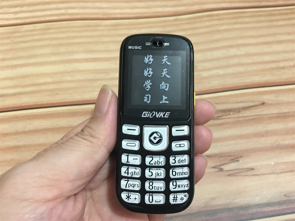 Perché il telefono cellulare Mini Push Button Giovke è la scelta perfetta per studenti e donne moderne