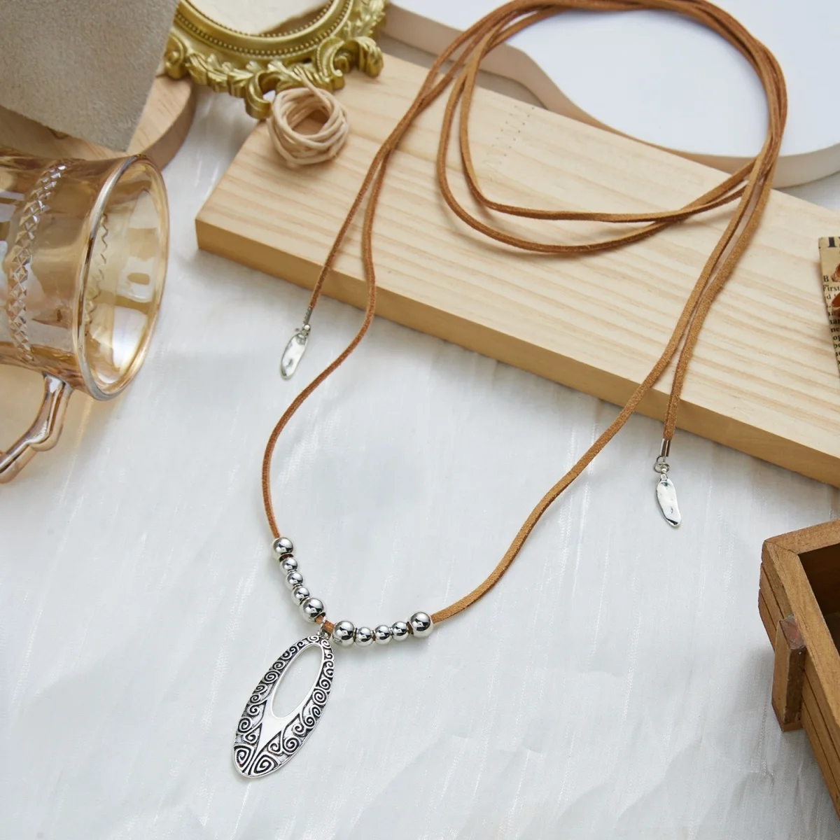 Ethnische Tribal-Halskette in Antiksilber-Optik mit Spiralmuster, Hohlem Oval-Anhänger und Braunem Lederband für Damen, Vintage Choker-Schmuck – Detail 24
