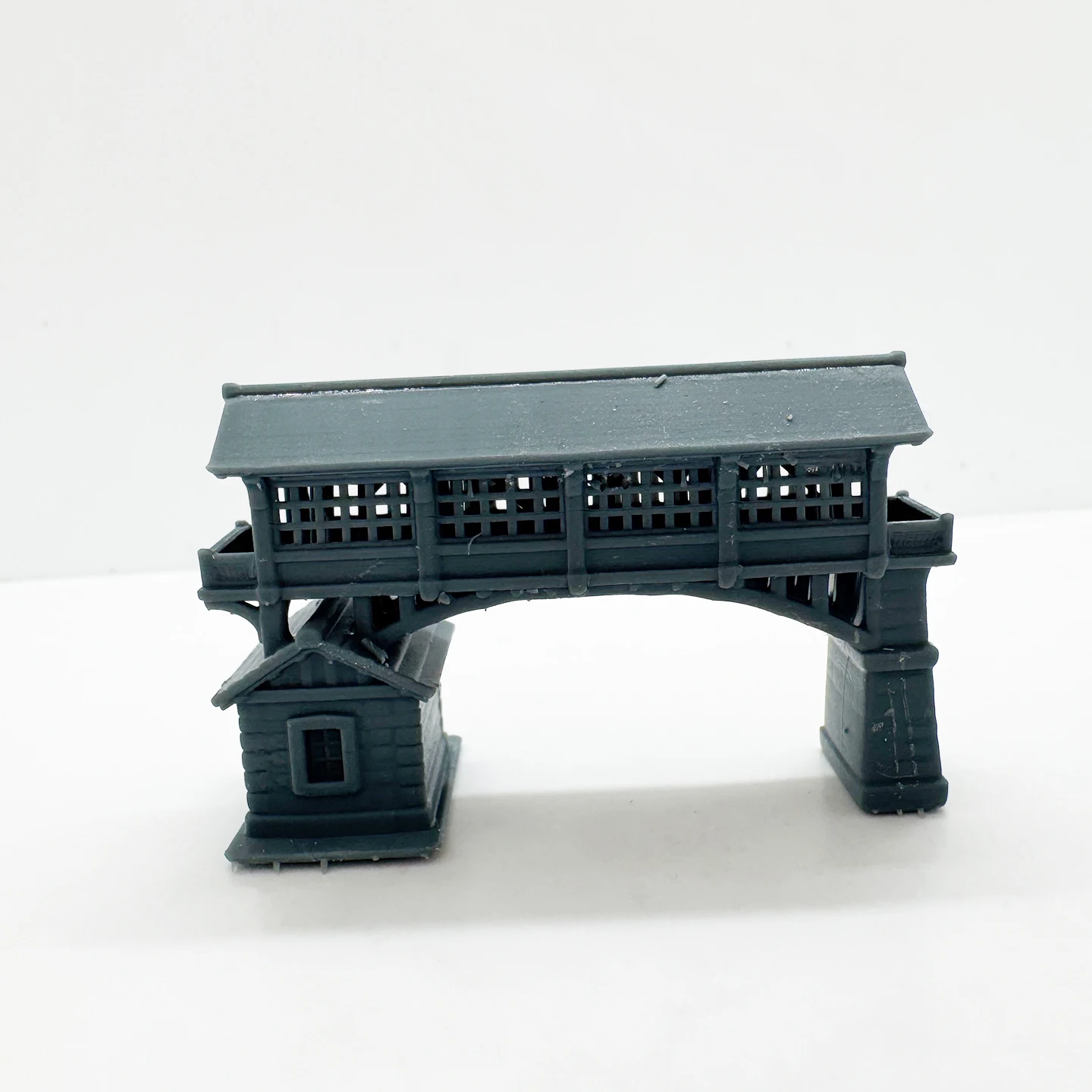 Most z koperty z kamiennym domem Diorama LYTS123 1/87 1/160 1/220 Miniaturowy model budynku Samochód wojskowy