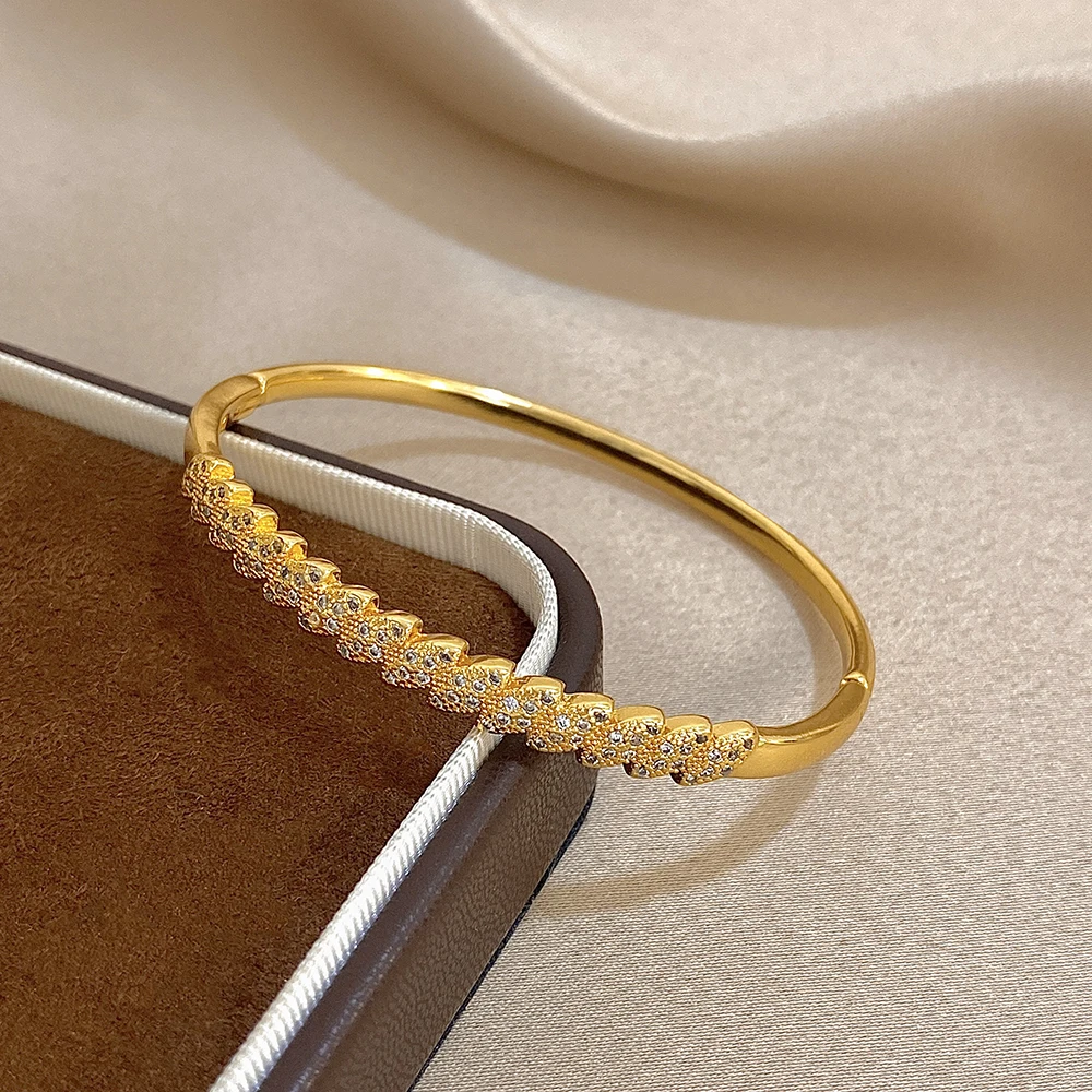 

Freetry Elegant Golden Plated Zircon Round Bangle Bracelet for Women Exquisite Smooth Leaves Open Spring Buckle Bangle Lady Gift