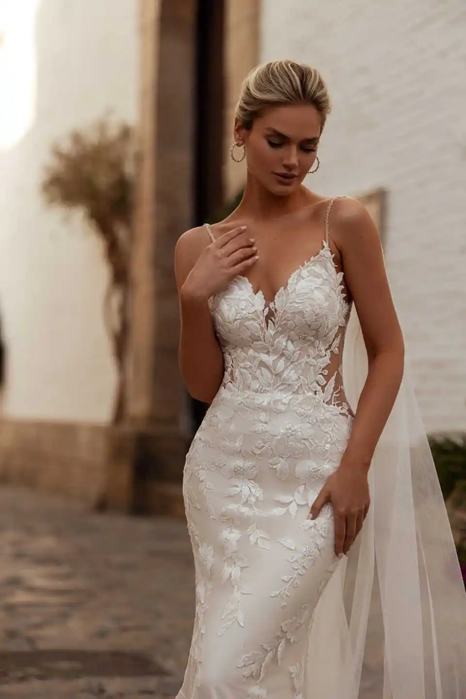 أنيقة اغراق العنق حورية البحر فساتين الزفاف مع السباغيتي حزام حساسة وشاح يزين زي العرائس سويب تراين عارية الذراعين