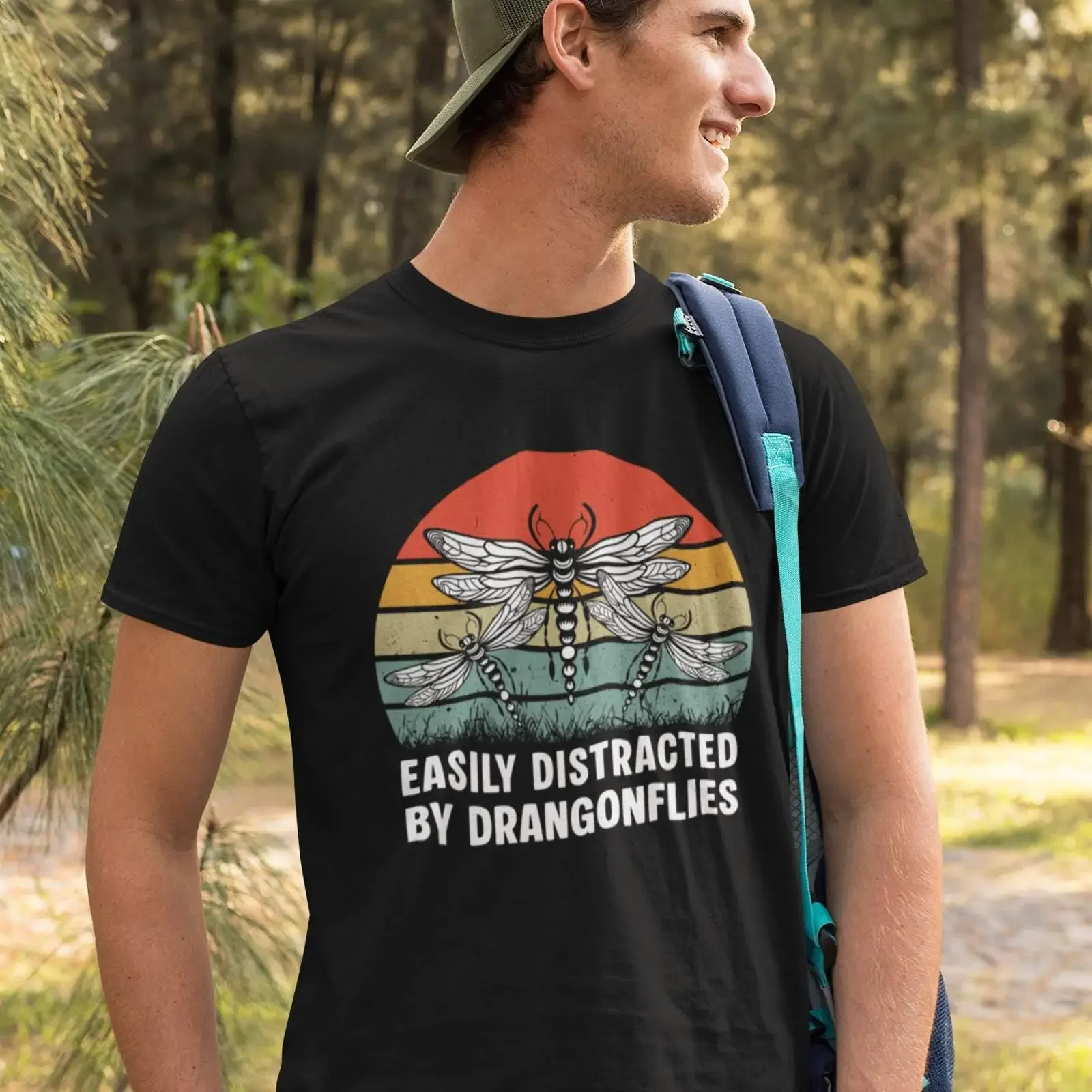 Camiseta de Dragonflies, fácilmente distraída, diseño vintage con atardecer y libélulas, estilo casual y urbano, con un toque gráfico.
