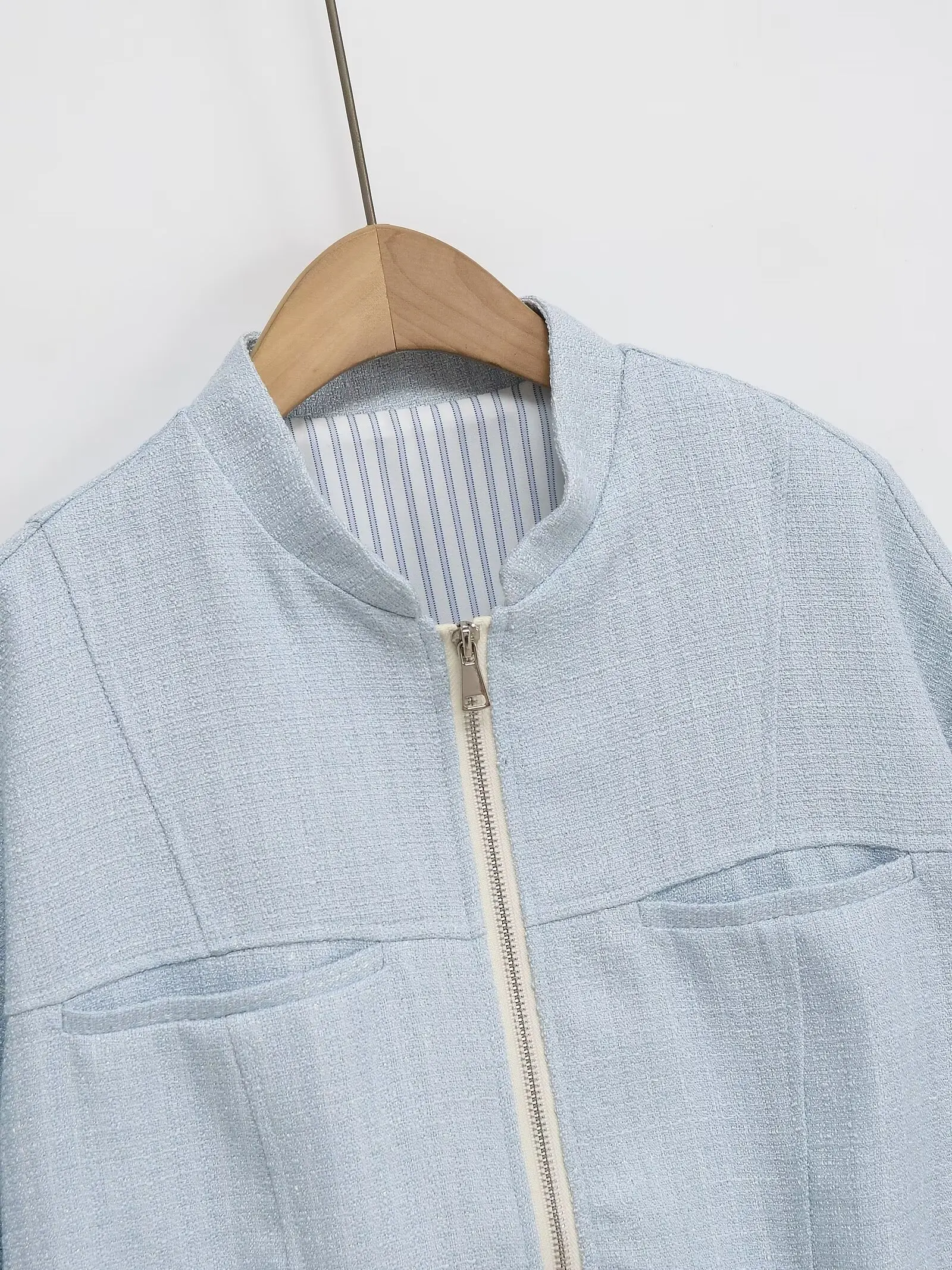 2025 Primavera Nuevos productos Ropa de mujer Línea de color metálico Chaqueta con cuello levantado y manga enrollada 3053/136