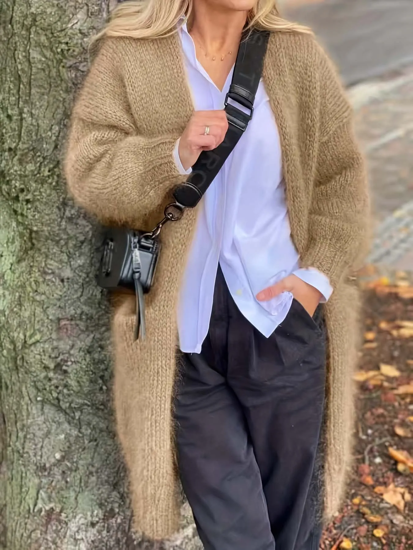 

Women's casual long-sleeved cardigan sweater, fashionable and versatile age-reducing retro, skin-friendly material.