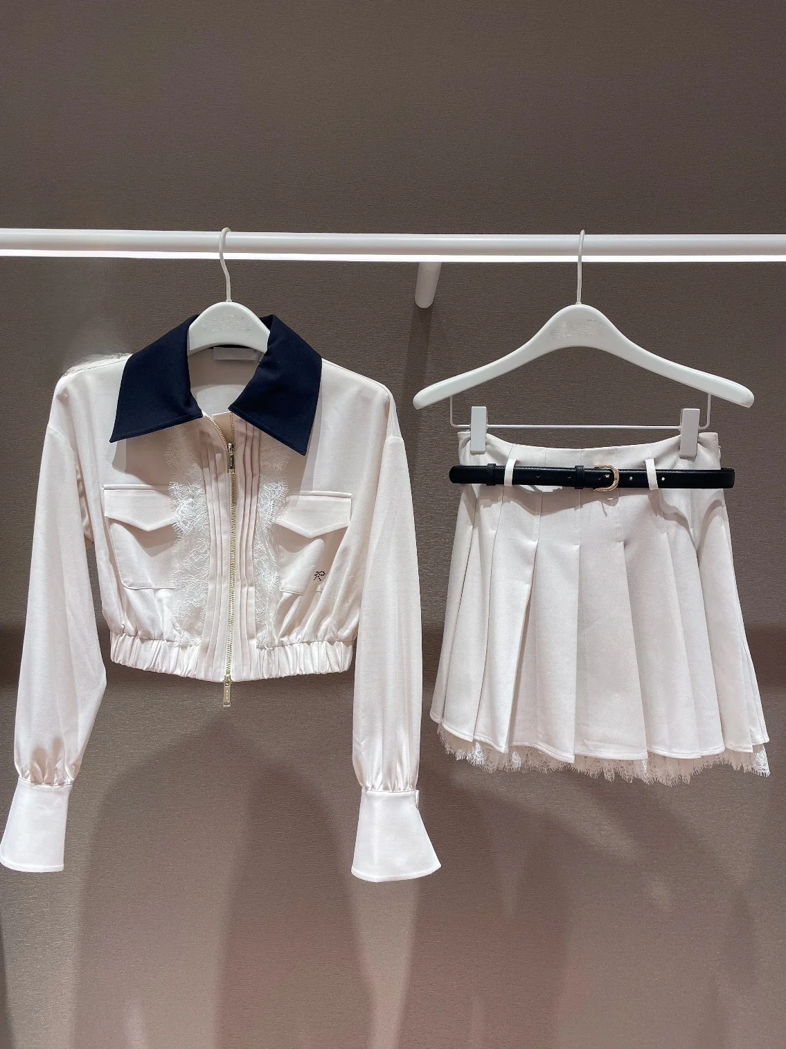 

Летний новый стиль SP2025: Комплект из двух предметов – пальто на молнии с кружевными вставками и плиссированная юбка с кружевным подолом, длинный рукав, воротник, полиэстер