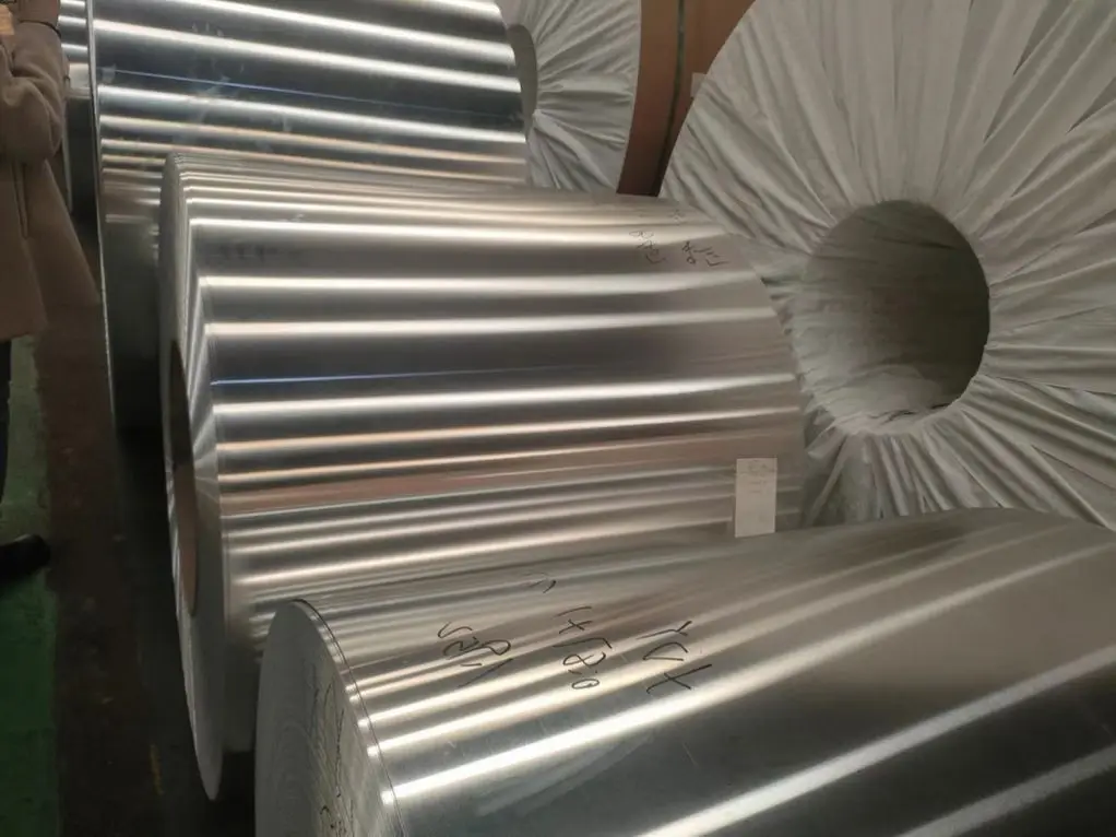 Bobine in alluminio rivestite a colori 1060 di qualità eccellente Bobine da 0,5 mm Bobina in alluminio Dana per battiscopa per auto