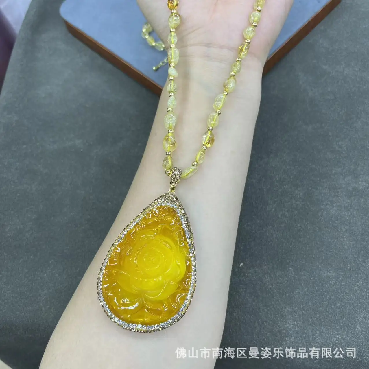 New second-generation beeswax hand-carved peony necklace design retro Czech diamond sweater chain manufacturer supply approval