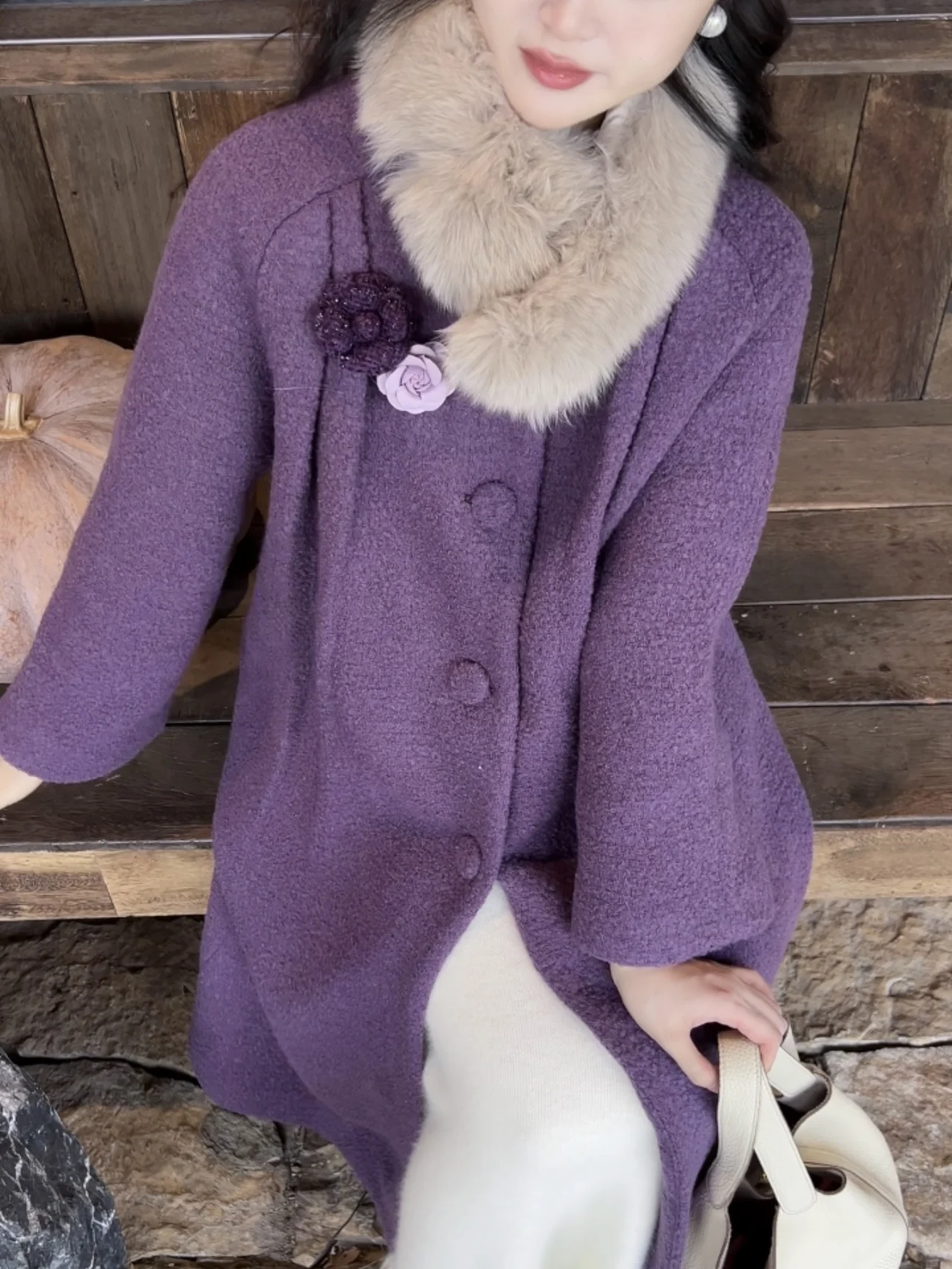 

Теплое фиолетовое пальто от Ji Retro Sle Thi из смесовой шерсти с длинными рукавами, воротником-стойкой и застежкой на одну пуговицу