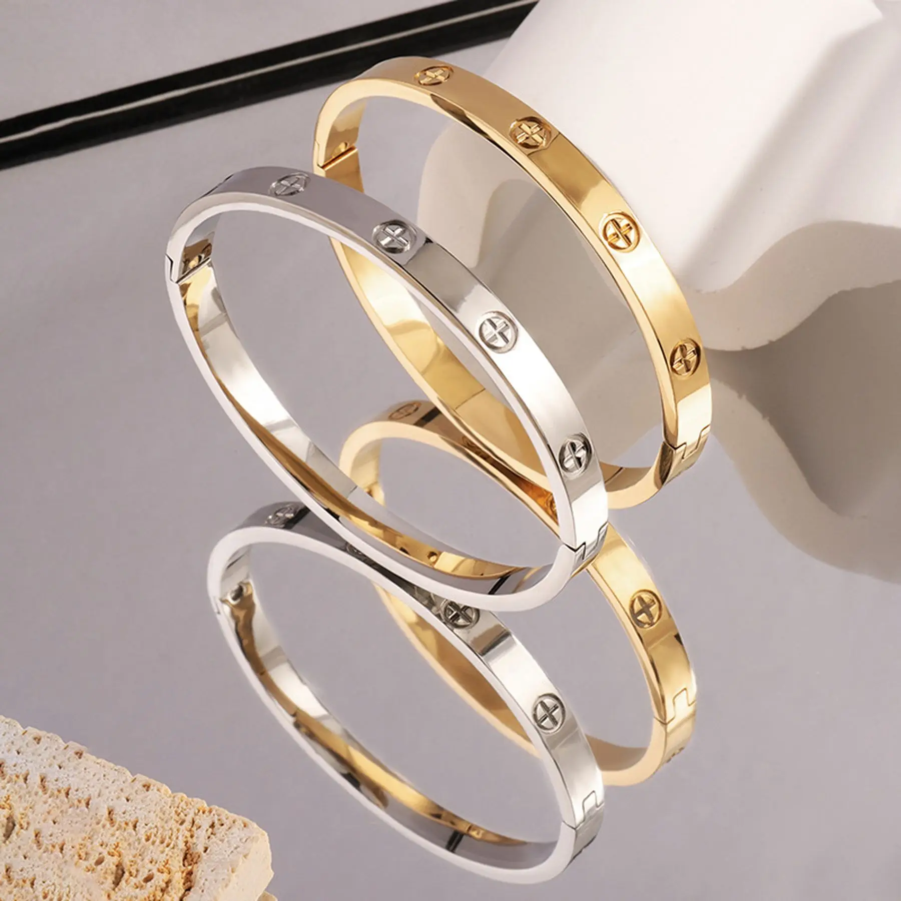 European and American stainless steel cross pattern bracelet, grand and luxurious, trendy and personalized design, simple and no
