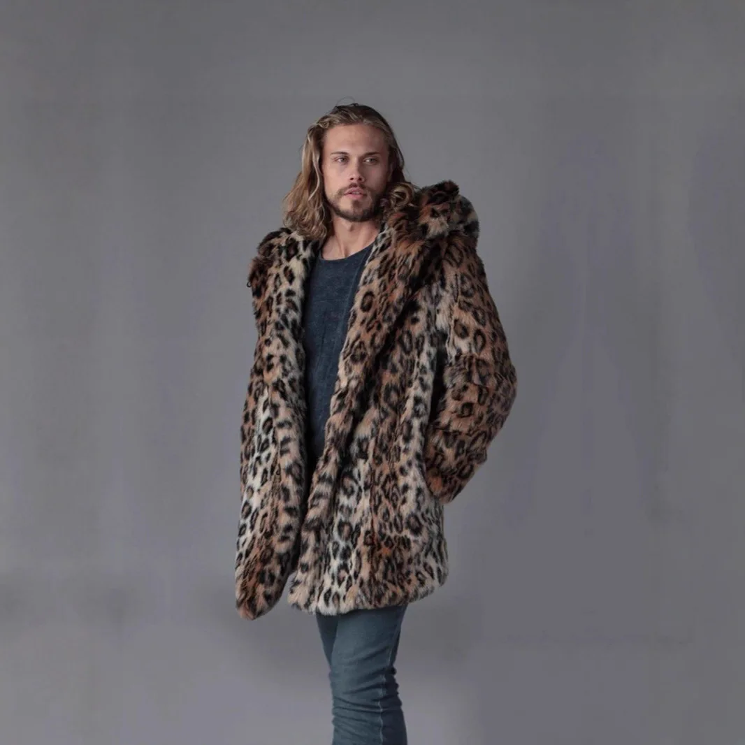 Jaket Bulu Imitasi Pria Mantel Musim Dingin Tebal Berkerudung Motif Leopard Panjang Sedang Hangat Telinga Mantel Vintage Longgar Kasual 2025 Pakaian Luar