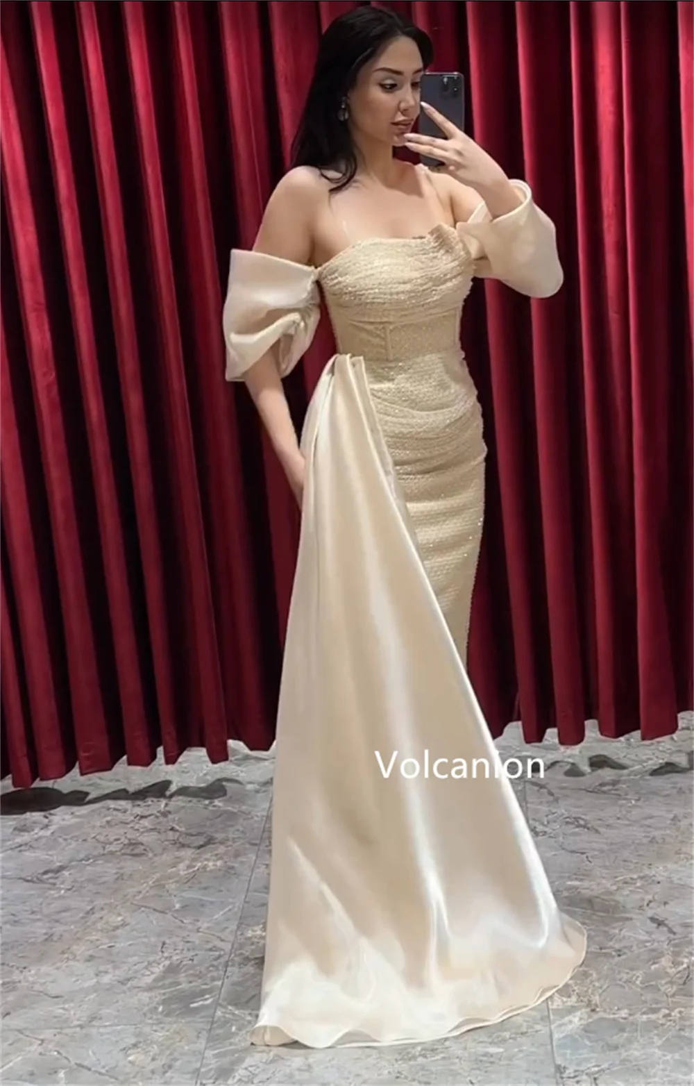 فساتين طويلة مخصصة ثنيات مستقيمة مكشوفة الكتف مناسبة مخصصة للحفلات المسائية رسمية لامعة رائعة