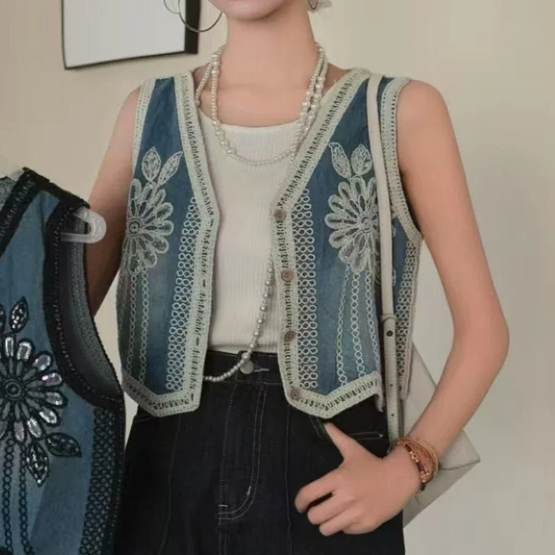 سترة علوية من قماش الدنيم مع زر مطرز بالزهور أسفل رقبة على شكل حرف V بدون أكمام صدرية قصيرة صيفية بوهو شيك للشاطئ