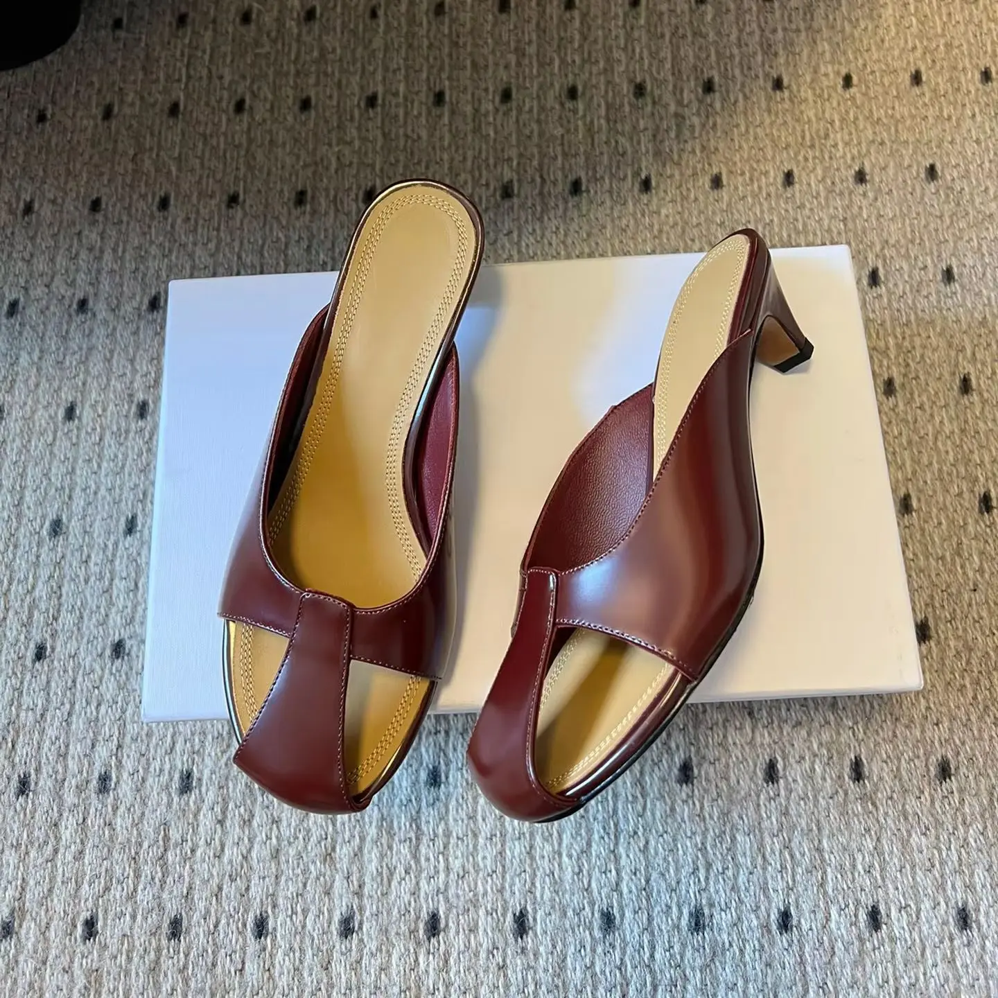 

Нишевые дизайнерские сандалии на открытом каблуке «кошачий каблук» для женщин — модная минималистичная офисная одежда, универсальные шлепанцы-мулы