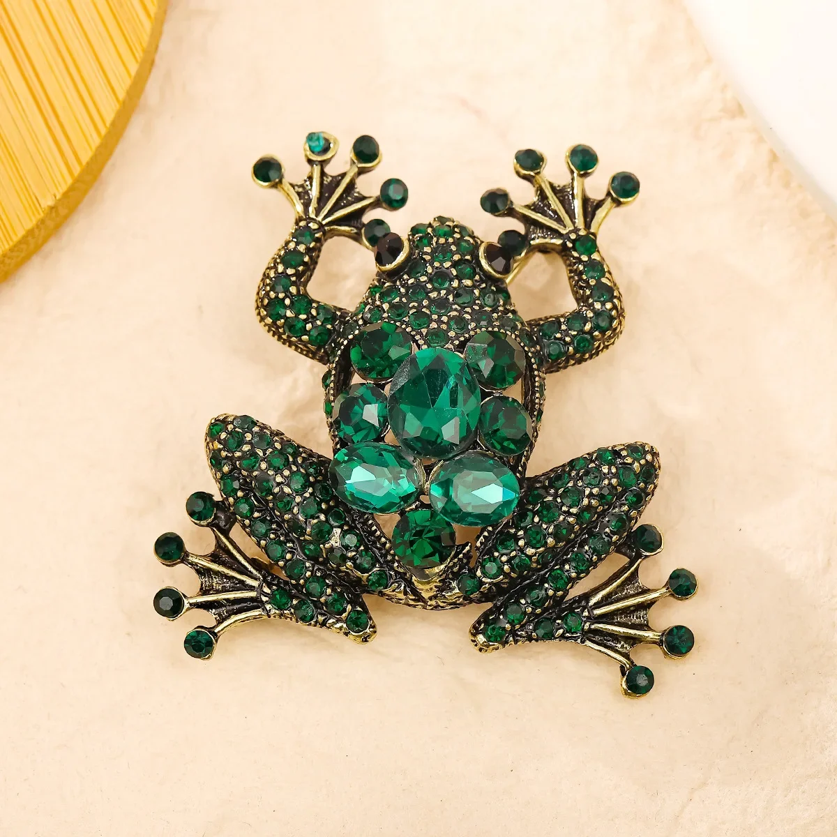 Retro Rhinestone Frog Brooch High-end Niche Green Crystal Frog Corsage Clothing Pin Animal Broches De Luxe Femme