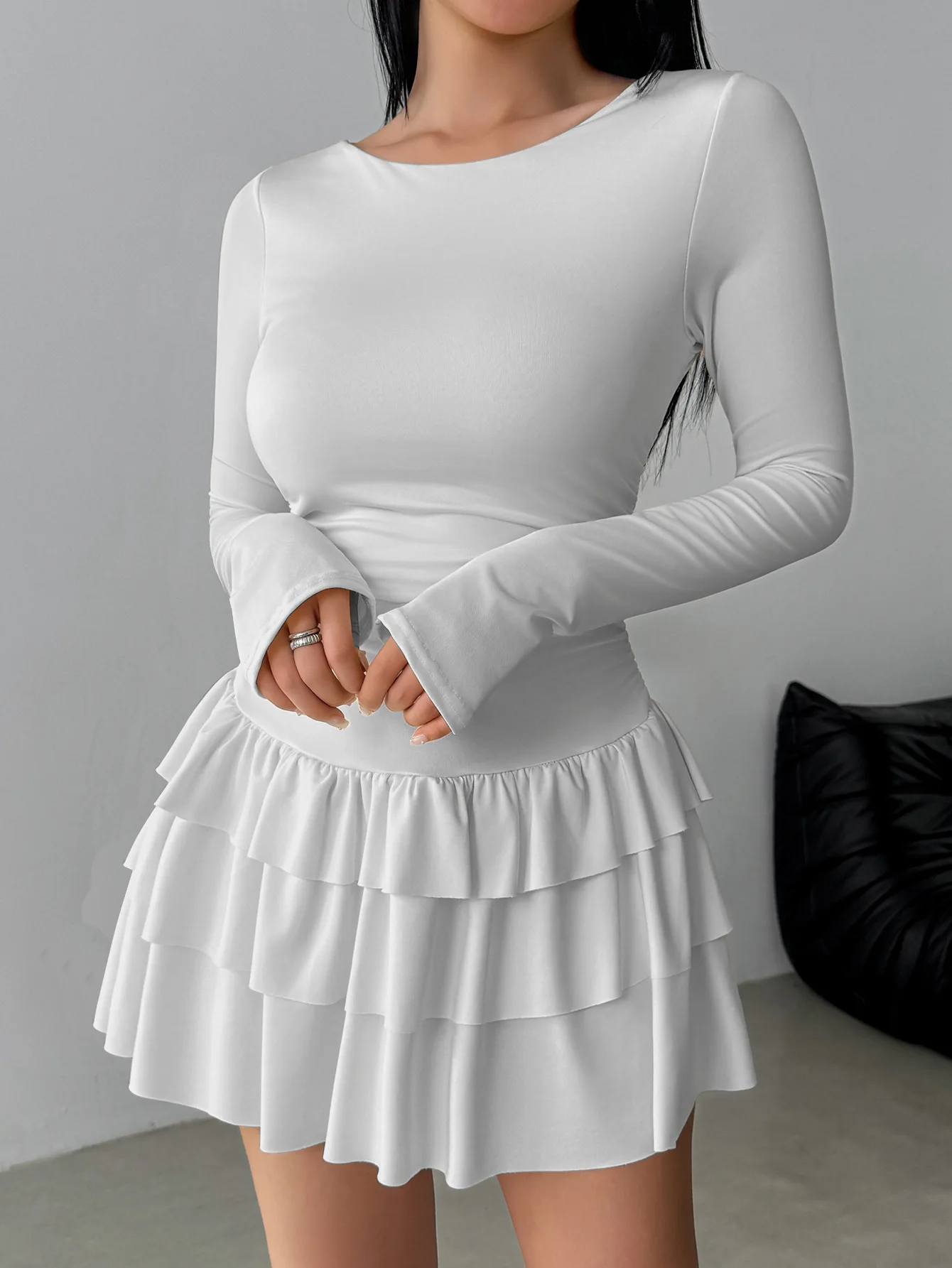 Damen-Kleid mit Rundhalsausschnitt und langen Ärmeln, figurbetont, mit geraffter Taille, mehrlagigem Rüschenrock, schmal geschnitten, Minikleid, lässig, Streetwear, Club, Party – Detail 3