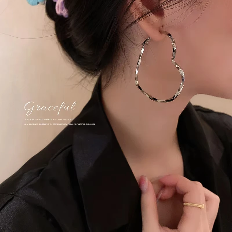 A Pair Of Retro Hollow Heart-Shaped Earrings, Exaggerated Design, Geometric Smooth Round Vintage Style Earrings