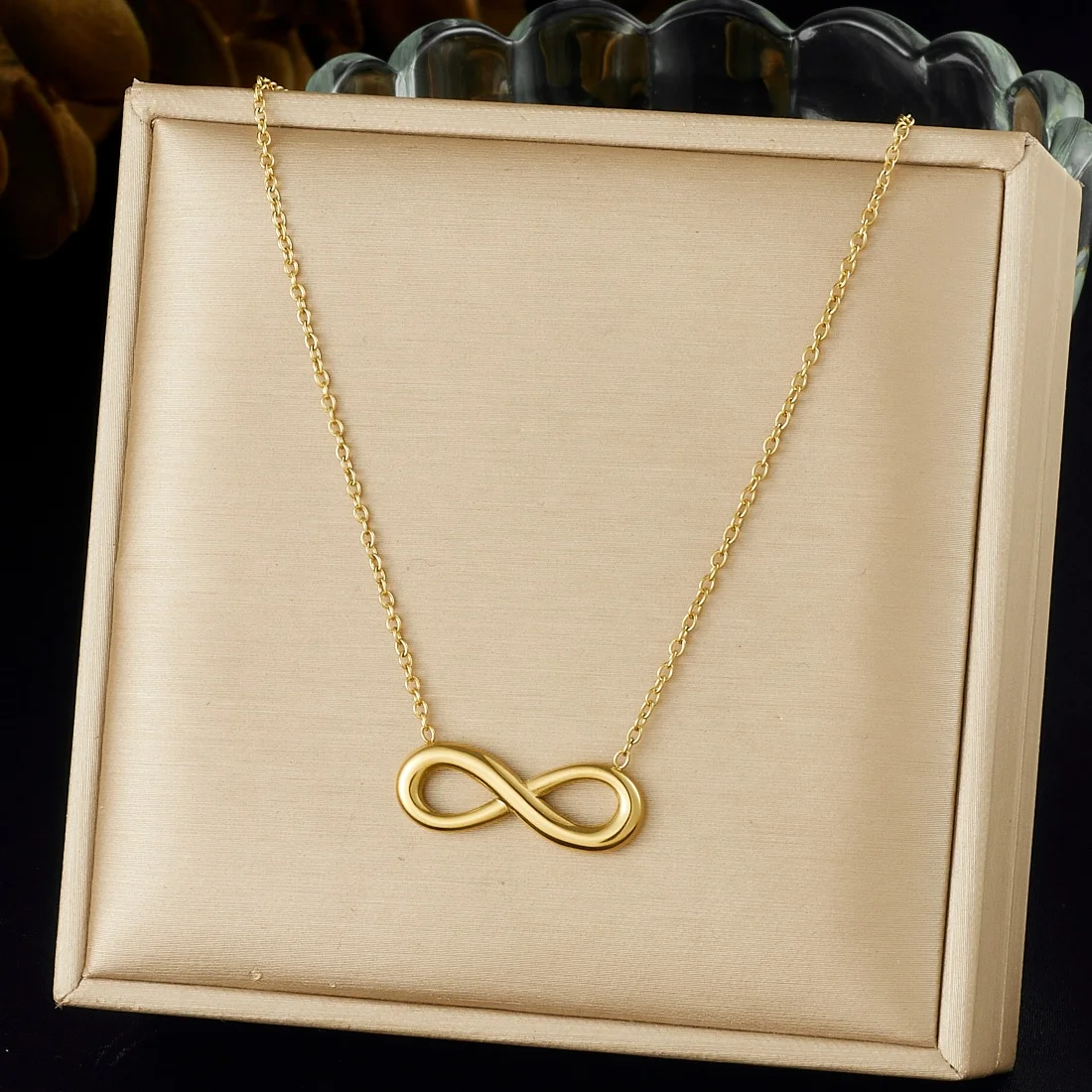 Edelstahl Goldene Unendlichkeitssymbol Nummer Acht Geometrie Halskette Damen Kreuz Gedrehte Linie Halskette Schmuck
