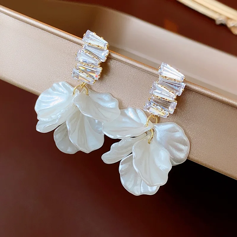 New Charms Shell Tassel Pendant Stud Earrings For Women Korean Fashion Elegant Glossy White Flower Petal Earrings Jewelry Gifts