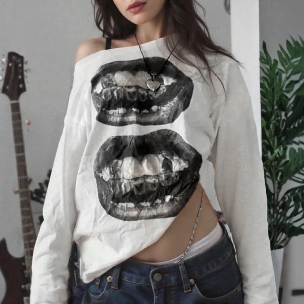 

Уличная темная стильная футболка с длинными рукавами и принтом губ Spicy Girl с наклонным воротником и открытыми плечами, свободный повседневный топ для женщин