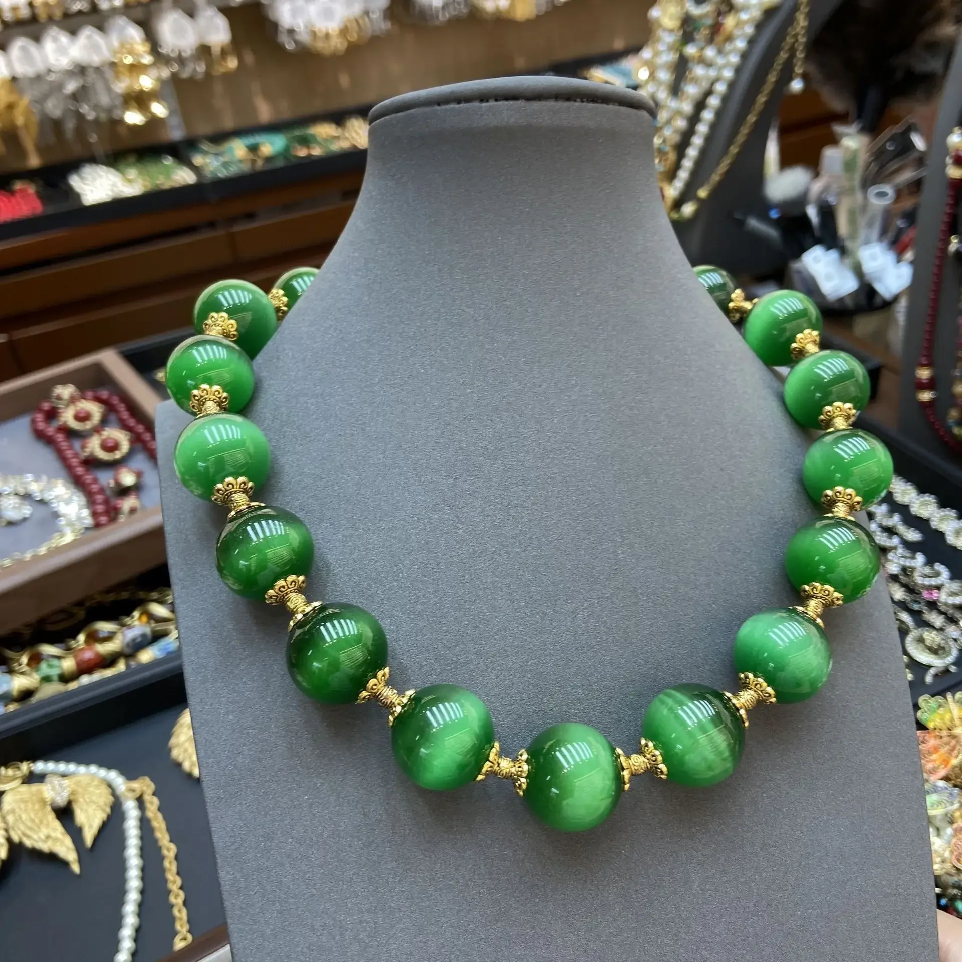 Royal Court Style 18M Green Cat's Eye Beads Necklace for Woman Girl Vintage Gradient Colored Glass Beads Lockbone Chain Party