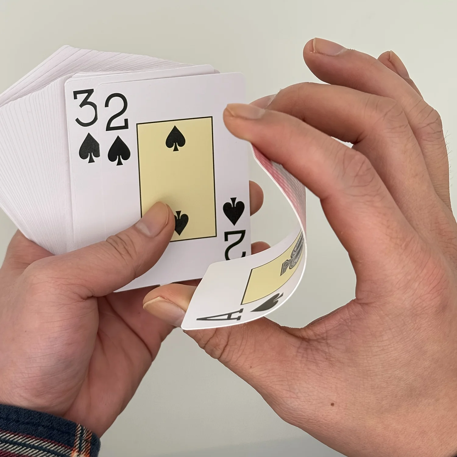 

Подробнее прощание к хрупким порам бумажного покера; это прочная пластиковая игральная карта обеспечивает ваши игры защищены.