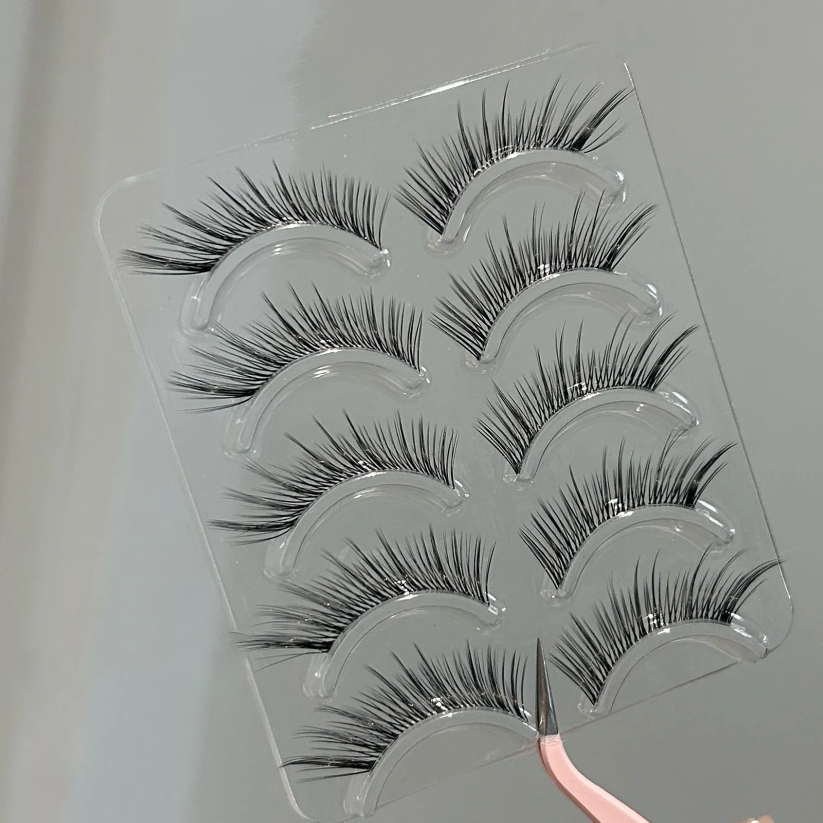 フォックススタイルのウィスピーつけまつげストリップ 5 ペアふわふわマンガまつげ再利用可能な厚いまつげコスプレパーティーデート毎日のメイクアップ用