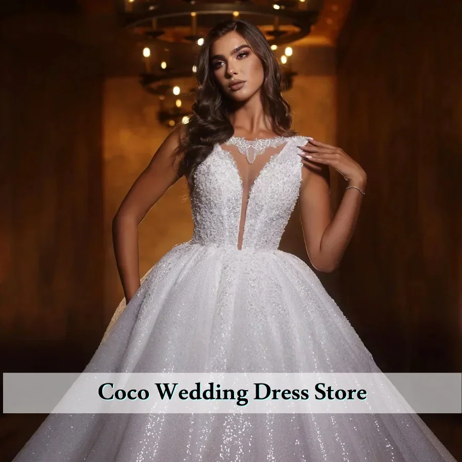 Vestidos de novia exquisitos personalizados con cuello redondo, apliques de encaje brillante, vestidos de novia de cola de corte con cuentas