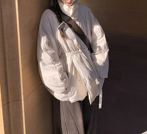 เสื้อแจ็คเก็ตผ้าฝ้ายแบบผูกเชือก ดีไซน์ใหม่สำหรับฤดูหนาวปี 2025 สำหรับผู้หญิง ทรงหลวม คอตั้ง สไตล์ลำลอง บุหนา อุ่นสบาย