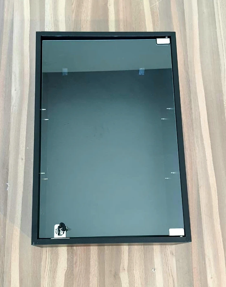 Vitrine Suspensa Preta com Prateleira em Vidro 64x44x25cm