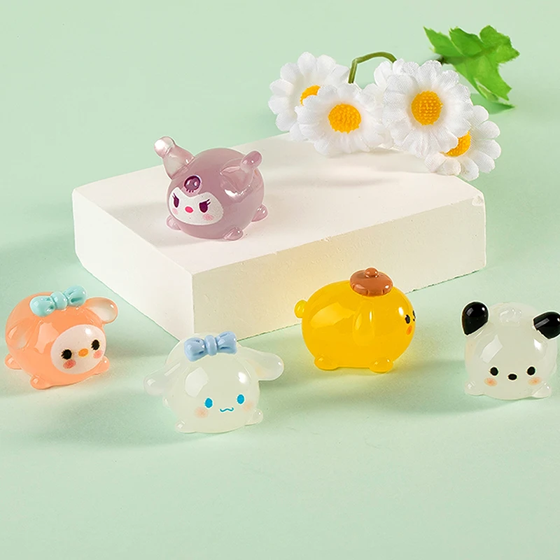 Mini Luminous Sanrio Figurka Kawaii Kuromi My Melody Cinnamoroll Pochacco Micro Landscape Ornament Wnętrze samochodu Wystrój domu