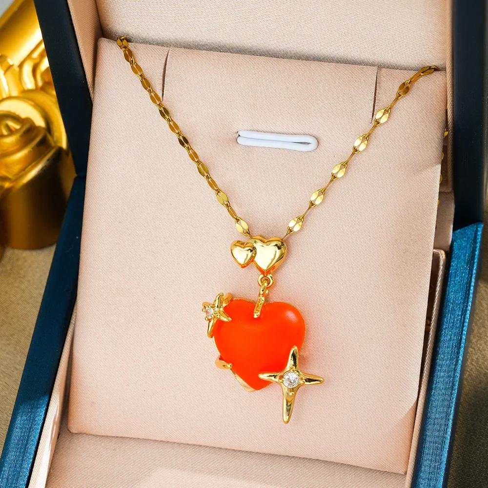 La nuova collana in acciaio al titanio a forma di cuore del 2025 è un cuore rosso di fascia alta unico e versatile per le donne